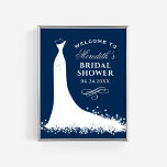 Póster Elegante Boda de la Marina con ducha de novia con<br><div class="desc">Elegante señal de bienvenida/poster de la ducha nupcial nupcial para la futura novia cuenta con un diseño elegante de traje de boda,  texto personalizado que se puede personalizar y un acento de desplazamiento. Blanco,  azul marino (se puede personalizar) y colores plateado/gris.</div>