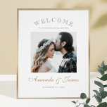 Póster Elegante Boda fotográfico Ensayo Cena Bienvenida<br><div class="desc">Este sencillo poster de boda fotográfico de la moda para el ensayo de la cena de bienvenida cuenta con un diseño limpio y moderno. Sus primeros nombres están resaltados en un guión elegante y fluido en un tono elegante llamado California Gold. Hemos escogido un simple estilo clásico de "BIENVENIDA" en...</div>