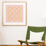 Póster Elegante casa de campo moderna Geométrica Rubor ro<br><div class="desc">Un simple patrón geométrico de triángulos en amarillo ámbar dorado. El fondo rosado de color puede cambiarse al color elegido haciendo clic en el botón personalizar.</div>