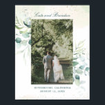 Póster Elegante Eucalyptus Greenery Boda Foto<br><div class="desc">Elegante galería botánica envuelta en lienzos con tu foto boda favorita enmarcada con hojas de eucalipto y vegetación con un toque de azul y espinillas de falso purpurina de oro sobre un lavado de color pastel. Arriba están sus nombres en guion y abajo está la ciudad, estado y fecha. Un...</div>