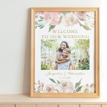 Póster Elegante Floral Rosa Oro Foto Boda Bienvenida<br><div class="desc">Bienvenidos a sus invitados de boda con este elegante cartel floral decorado con hermosas rosas rosadas y peonías y su foto de compromiso. Un bonito letrero para una ceremonia de boda de jardín de primavera o verano escrito en elegante letra de oro antiguo sobre la fotografía de su pareja.</div>