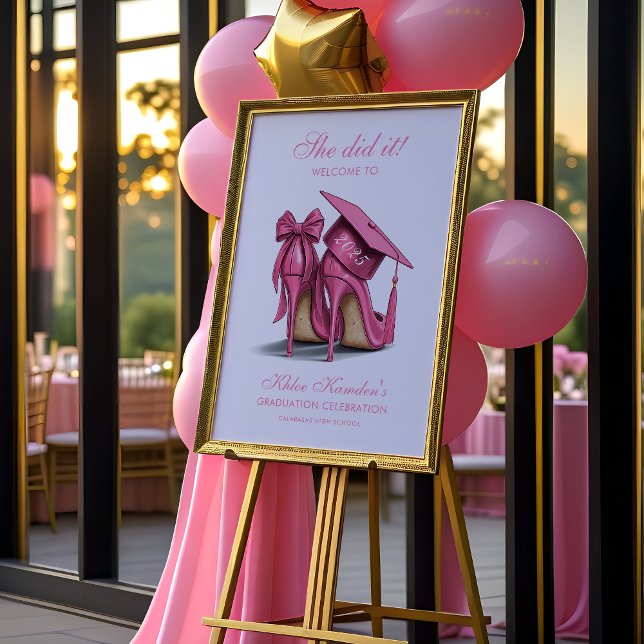 Póster Elegante Stilettos Rosa y Grad Cap Grad Bienvenido (Pink Chic Graduation Welcome Sign | Poster Print or Instant Download Graduation Welcome Sign)