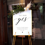 Póster Ella Dijo Que Sí Calligrafía Rótulo De Ducha Brida<br><div class="desc">Eleva tu decoración de ducha de novia con el Rótulo de ducha de novia "She Said Yes Calligraphy". Este minimalista y elegante cartel presenta caligrafía negra clásica, lo que lo convierte en un elegante complemento de su ducha de novia. Ya sea que lo utilice como señal de bienvenida para su...</div>