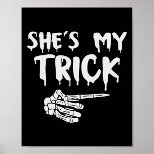 Póster Ella es mi trick Skeleton Hand Halloween Costume C