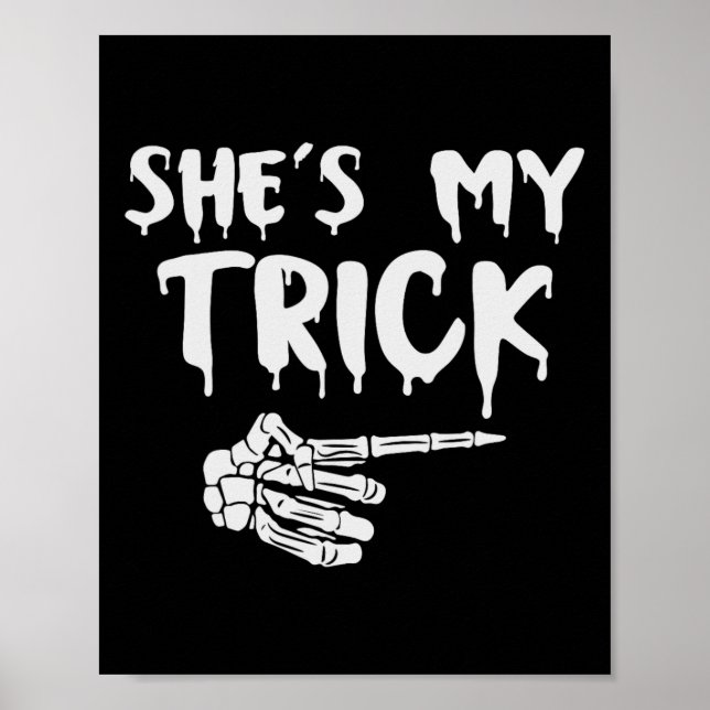 Póster Ella es mi trick Skeleton Hand Halloween Costume C (Frente)