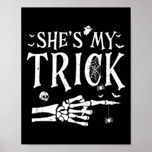 Póster Ella es mi trick Skeleton Hand Halloween Costume C
