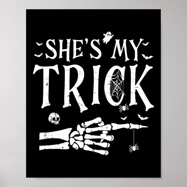 Póster Ella es mi trick Skeleton Hand Halloween Costume C (Frente)