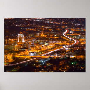 Póster En el centro de Roanoke, Virginia de noche.