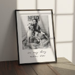 Póster En la era de mi perro, los amantes de la mascota P<br><div class="desc">Celebra el preciado vínculo entre un padre mascota y su bebé de piel con nuestro Poster de regalos Keepsake, Personalizado de amantes de la mascota "En la era de mi mamá perro". Esta obra de arte única incluye un retrato mascota personalizado que recuerda la conexión especial entre el dueño y...</div>