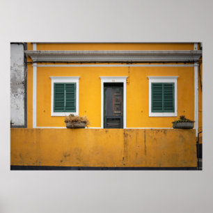 Póster Encantadora fachada amarilla con obturadores verde