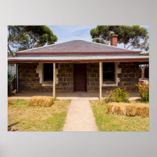 Póster Encanto histórico de una casa rural rústica de pie