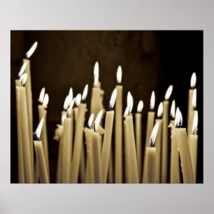 Póster Encendiendo velas en la iglesia