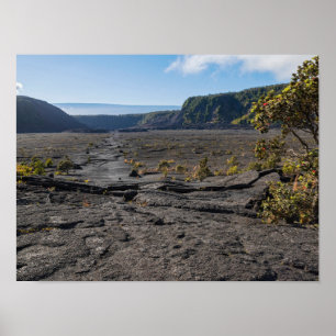 Póster encima de lecho de lava seca del cráter kilauea ik