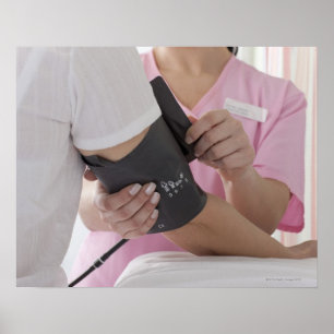 Póster Enfermera que toma la presión arterial del pacient