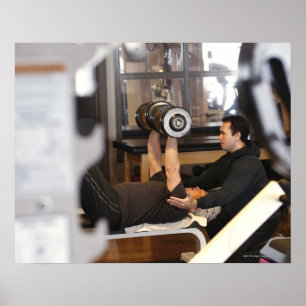 Póster entrenador de fitness trabaja con "senior" en el g