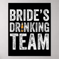 Equipo de novias bebiendo divertida despedida de s