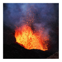 Erupción volcán activo - flujo de lava caliente en