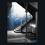 Póster Escalera Art Deco en blanco y negro con azul<br><div class="desc">Este poster fresco es de una escalera de estilo Art Déco en blanco y negro con acentos de vid azul acuático en la pared exterior. ¡Ideal para decorar tu habitación!</div>