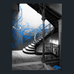 Póster Escalera Art Deco en blanco y negro con azul<br><div class="desc">Este poster fresco es de una escalera de estilo Art Déco en blanco y negro con acentos de vid azul acuático en la pared exterior. ¡Ideal para decorar tu habitación!</div>