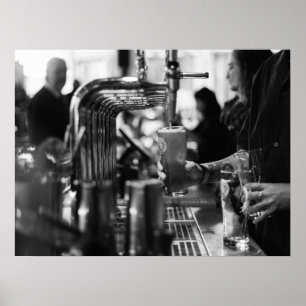 Póster Escena de bar blanco y negro que vierte cerveza de