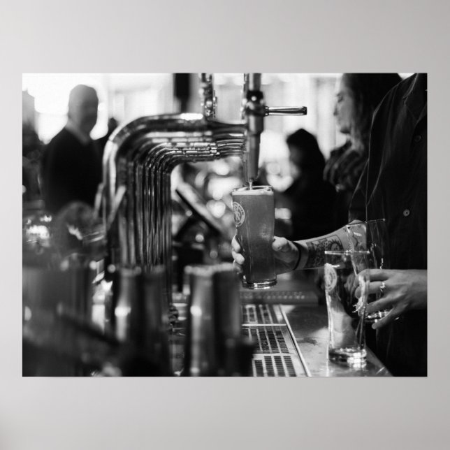 Póster Escena de bar blanco y negro que vierte cerveza de (Frente)
