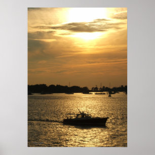 Póster Escena De Barco En El Puerto Detrás De Las Nubes