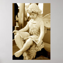 Escultura de una hada leyendo a un Poster de libro