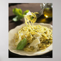 Espagueti con albahaca y parmesano sobre la mesa,