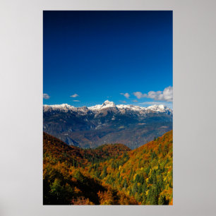 Póster Espectacular paisaje otoñal con vistas a la montañ