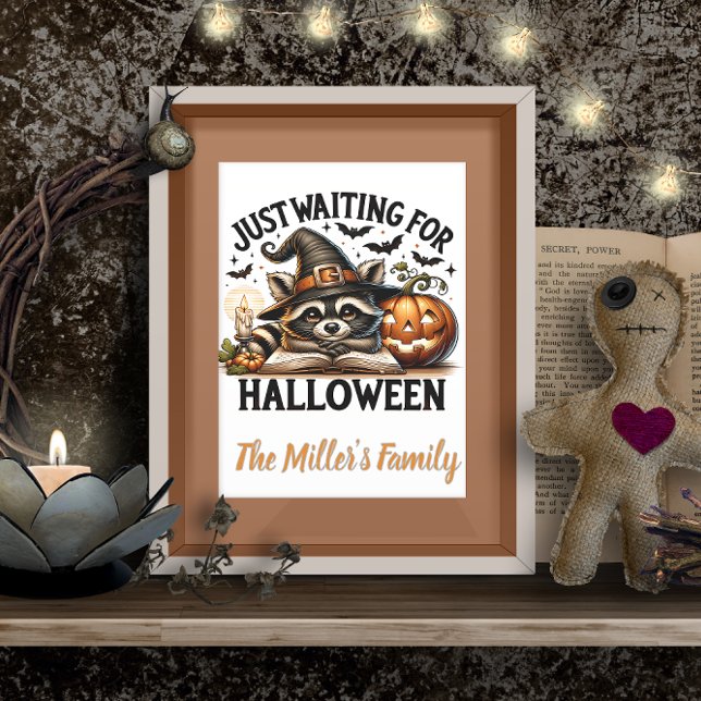 Póster Esperando a que Raccoon de Halloween sea personali (Just waiting for Halloween Raccoon personalized Poster)