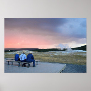 Póster Esperando al géiser Old Faithful al atardecer