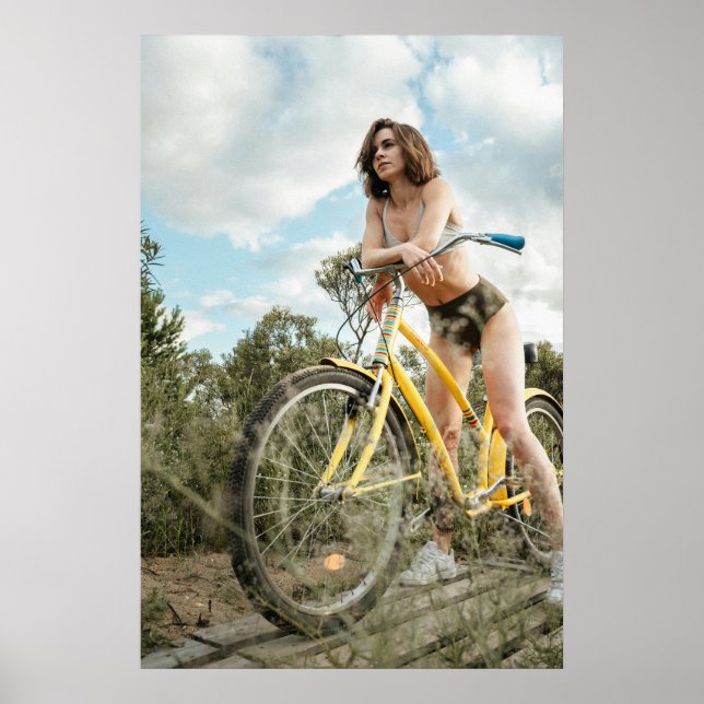 Póster Espíritu de aventura - Mujer con bicicleta amarill (Frente)