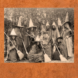 Póster Esposas con disfraces de brujas de época