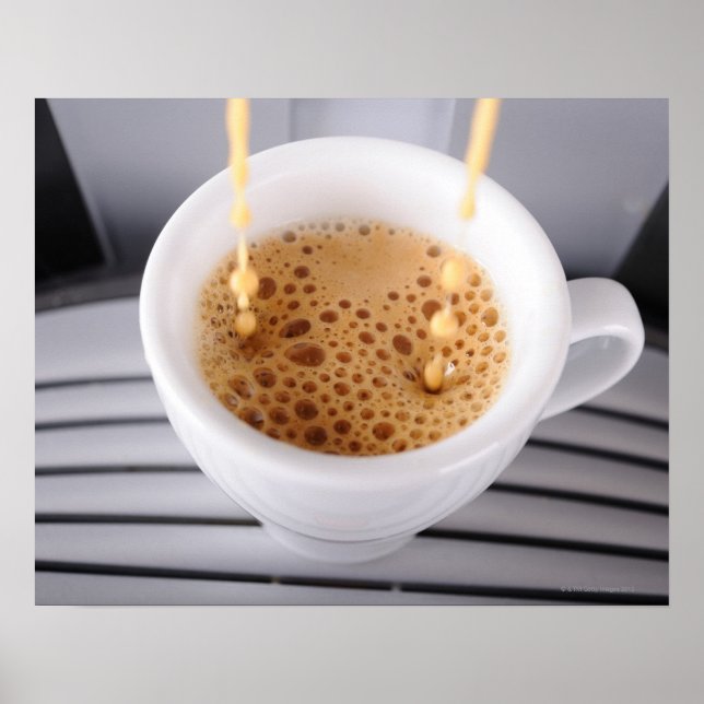 Póster Espresso vertiendo en taza (Frente)