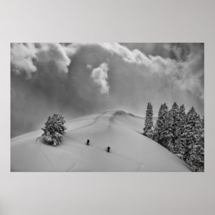 Póster Esquiadores de travesía en nieve polvo
