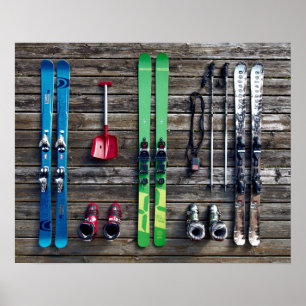 Póster Esquís, Botas, Equipo de Esquí Colgado en la Pared