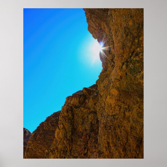 Póster Estallido de sol a través de las paredes del cañón (Frente)