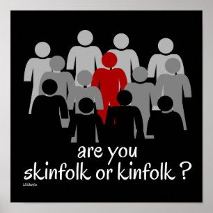 Póster ¿ESTÁS TRANQUILA O KINFOLK? Detengan el racismo ah