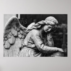 Póster Estatua de ángel blanco y negro en un cementerio d