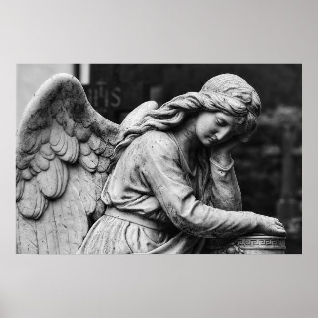 Póster Estatua de ángel blanco y negro en un cementerio d (Frente)
