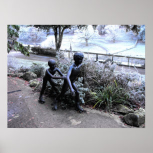 Póster Estatua de bronce de niños patinando