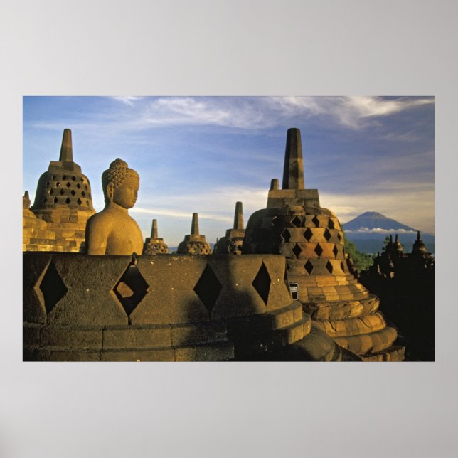 Póster Estatua de Buda, Stupas y volcán, Borobudur (Frente)
