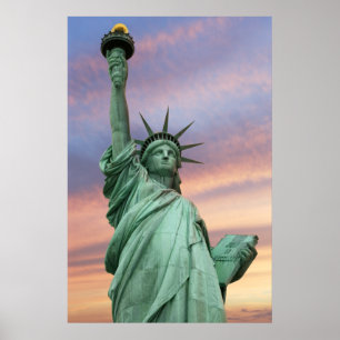 Póster estatua de la libertad debajo del cielo vivo