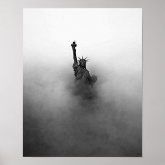 Póster Estatua de la libertad en el poster de niebla