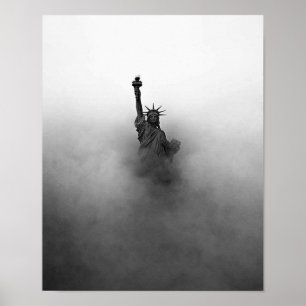 Póster Estatua de la libertad en poster de la niebla