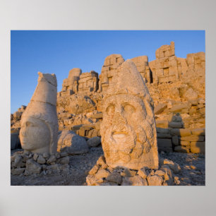 Póster Estatuas de cabezas colosales de dioses custodiand