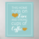 Póster Este hogar corre con amor y fuertes tazas de café<br><div class="desc">Poster de impresión de arte de café en azul piscina y marrón caramelo.</div>