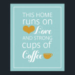 Póster Este hogar corre con amor y fuertes tazas de café<br><div class="desc">Poster de impresión de arte de café en azul piscina y marrón caramelo.</div>