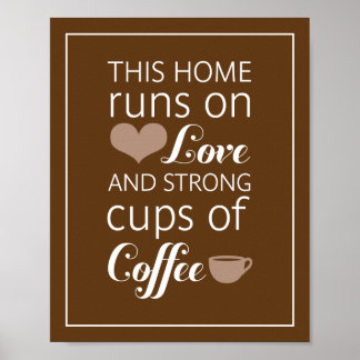 Póster Este hogar corre con amor y fuertes tazas de café