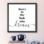 Póster Esto es para los tontos que sueñan con la tipograf<br><div class="desc">"Aquí están los tontos que sueñan". Sé uno de los que siempre deja que su optimismo controle su visión y aspiraciones. Este poster agudo, moderno, gráfico y minimalista combina tipografía audaz y san-serif con escritura caligráfica manuscrita, todo en blanco y negro. Excelente cita inspiradora y motivación para inspirarte durante todo...</div>